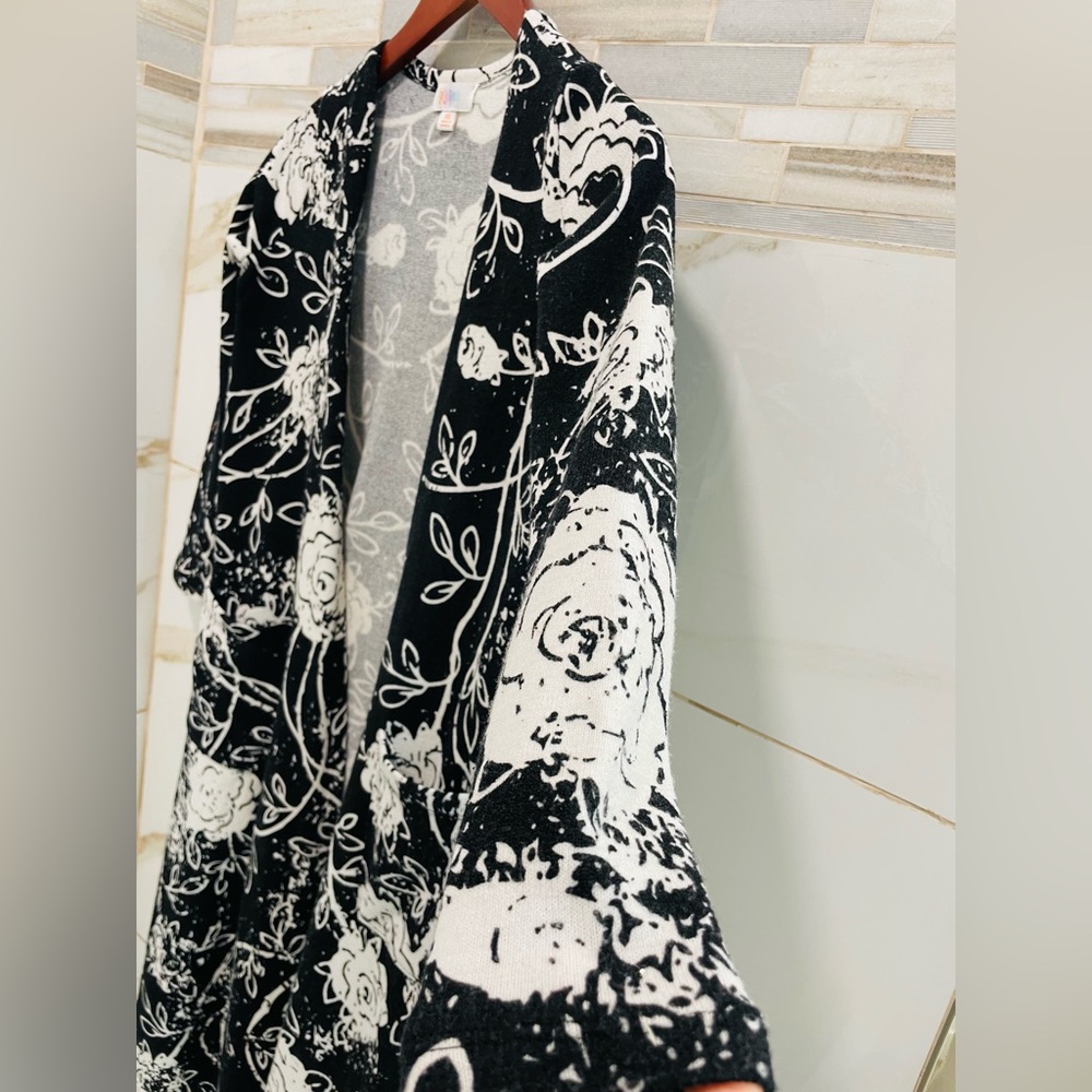 🌸 LuLaRoe Black & White Floral Longline Cardigan – Size XS - Picture 5 of 12